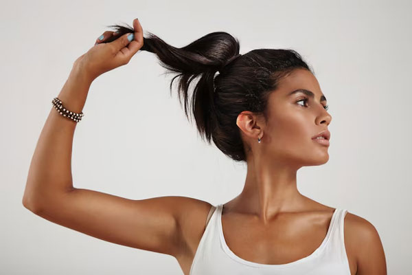 Peinados que debes evitar - Joven apuesta por una cola de caballo para recogerse el cabello
