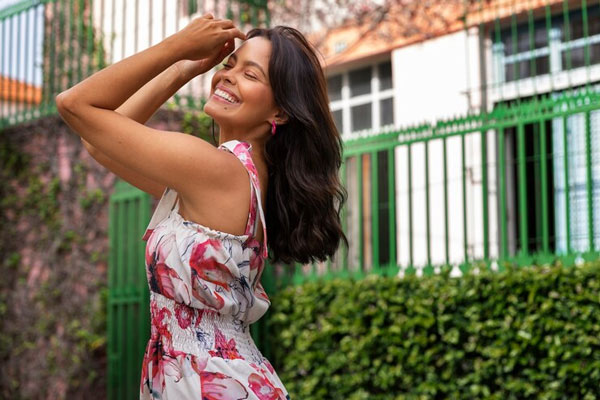 Peinados que debes evitar - Joven sonriente exhibe un cabello sano, liso y abundante