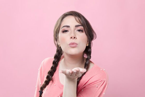 Joven usa trenzas sueltas para reforzar el cuidado del cabello