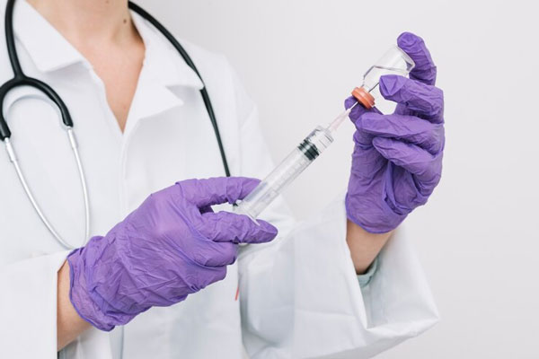 Doctora trabaja en la extracción y administración de medicamentos antiandrogénicos para frenar la alopecia androgénica 