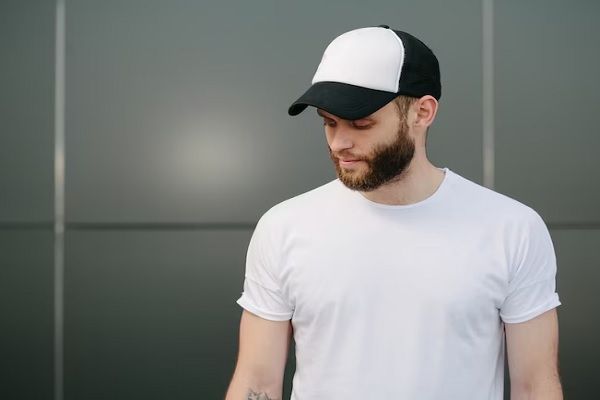 Gorra tras injerto capilar - Hombre protege el cuero cabelludo del sol tras meses de recuperación de un trasplante de cabello