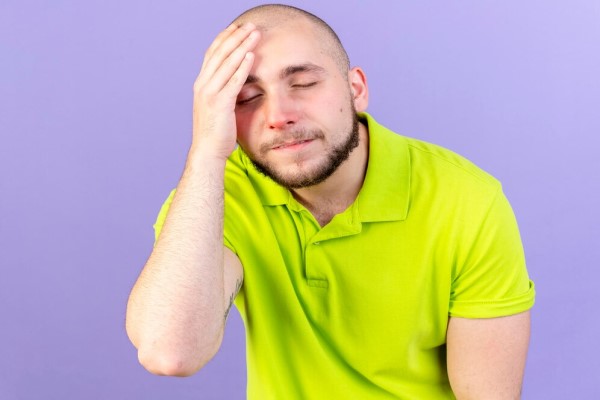 insomnio afecta el pelo - hombre con problemas de insomnio y un caso grave de alopecia