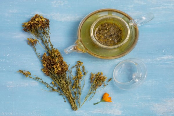 infusión de una planta relajante para ayudar a dormir y evitar los problemas de alopecia
