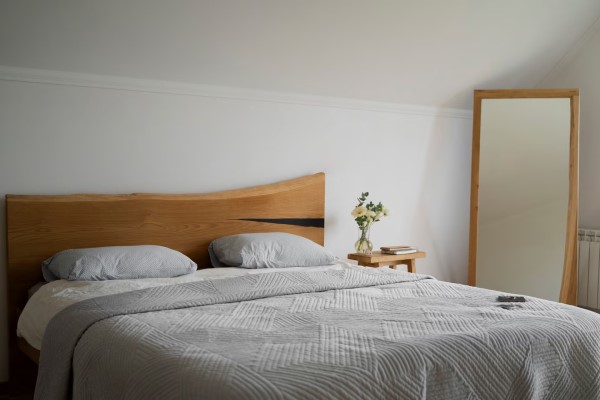 dormitorio con un cama excelente para dormir y evitar problemas de alopecia por falta de sueño