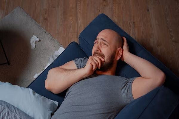 insomnio afecta el pelo - hombre llorando sin poder dormir y con un grave problema de alopecia