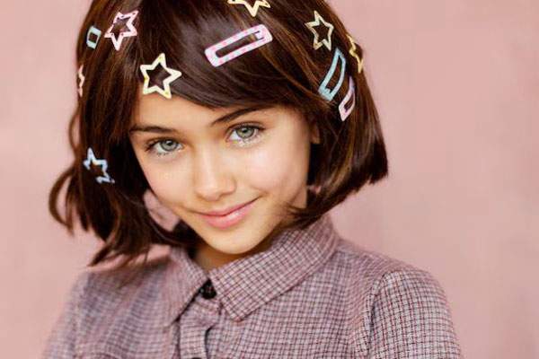 Accesorios para el cabello - Niña con pinzas y pasadores de estrella luce un hermoso peinado