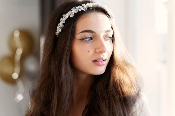 Accesorios para el cabello - Joven con cintillo de metal y pelo suelto se prepara para un evento especial