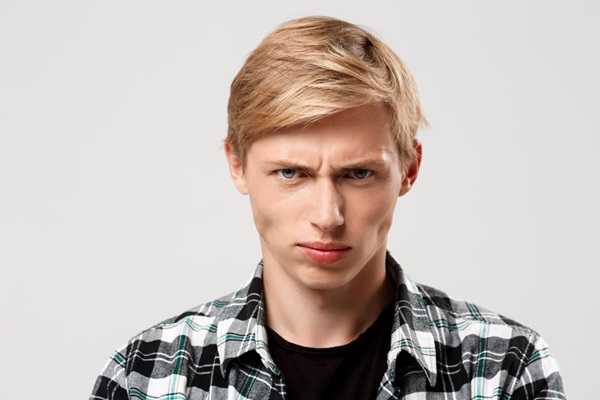 Hombre de cabello rubio con un corte de silueta redondeada y simétrica