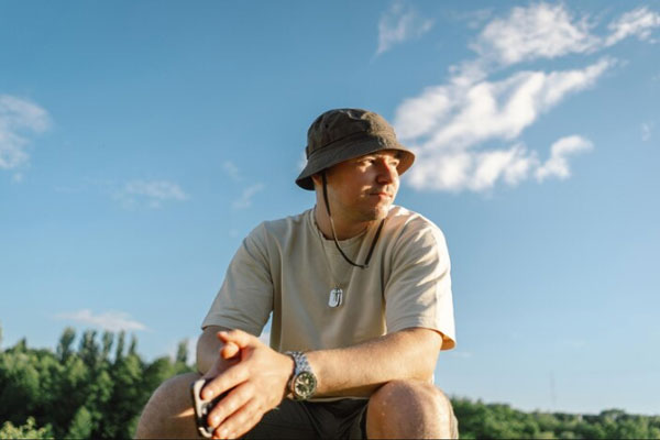 Gorra tras injerto capilar - Joven de excursión al aire libre y con gorro para pescar protege su cabello de los rayos del sol