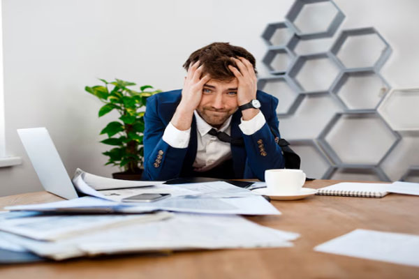 Hombre de negocios estresado y con altos niveles de cortisol tira de su pelo 