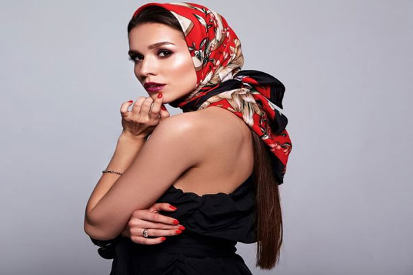 Accesorios para el cabello - Mujer elegante opta por el uso de una pañoleta para proteger el pelo y elevar su atuendo