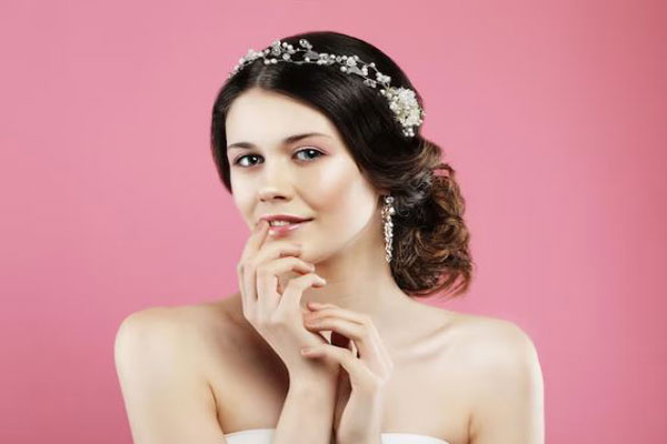Accesorios para el cabello - Mujer con tiara metálica y con peinado y maquillaje de novia posa para la foto