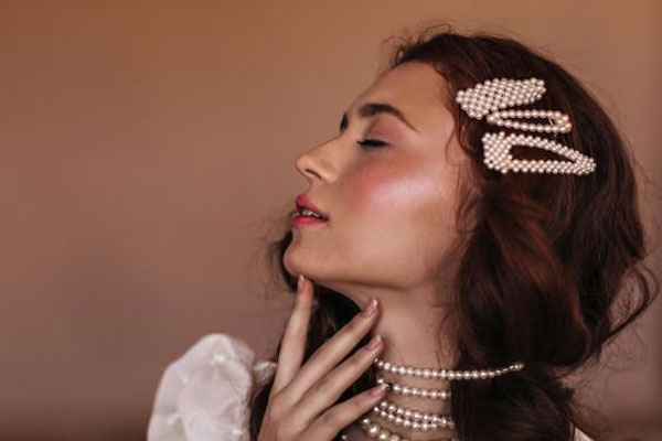 Accesorios para el cabello - Mujer realza la elegancia y adorna el cabello con horquillas y broches de perla