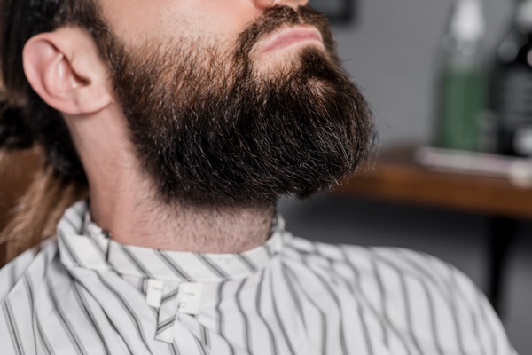Pelo de los hombres - Hombre con barba abundante y gruesa que brinda un aspecto masculino y atractivo