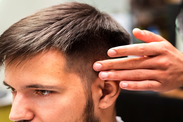 Pelo de los hombres - Hombre con el pelo corto y liso realizándose un peinado con un barbero
