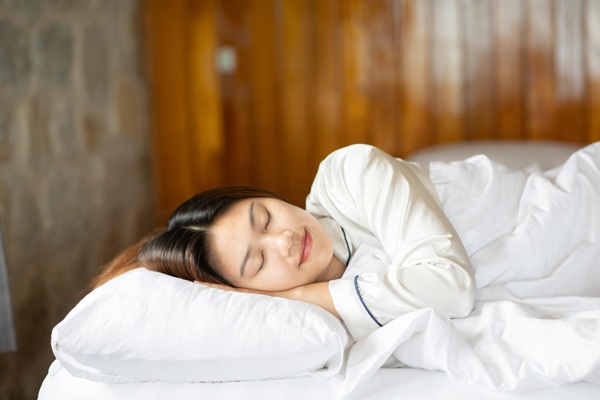 Mujer joven durmiendo de lado para controlar los ronquidos