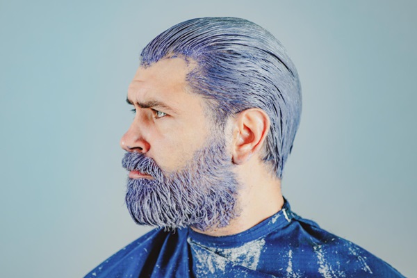 Teñirse el pelo tras injerto capilar - Hombre de perfil con tinte en el cabello y la barba para fijar el color