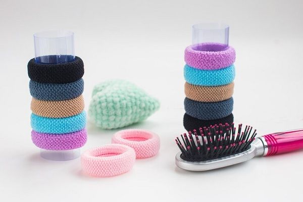 Accesorios para el cabello - Plano detalle de dos sets de colas de distintos colores para recoger el pelo