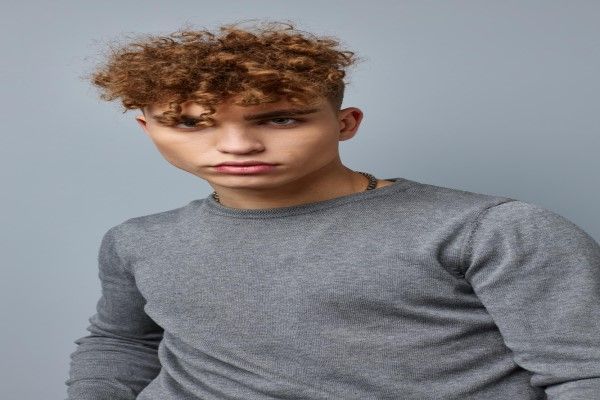 lavar el pelo rizado