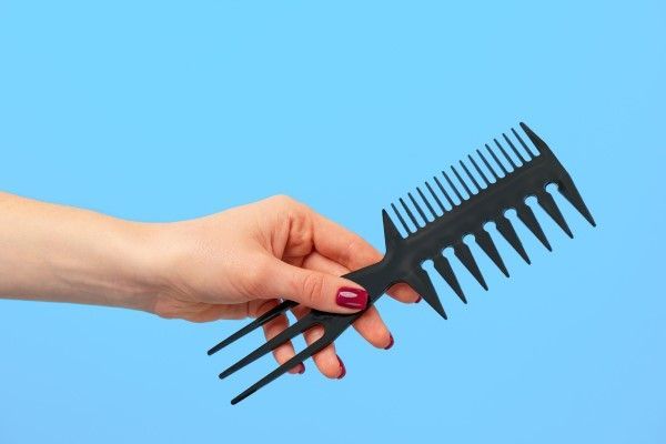 Brindar el cuidado adecuado al cepillar el cabello