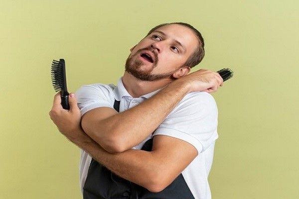 Brindar el cuidado apropiado al peinar el cabello