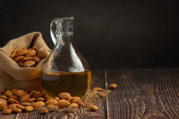el aceite de almendras ayuda a cómo evitar la caída del pelo