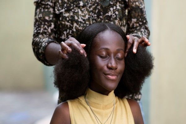 mujer africana sufriendo alopecia por tracción
