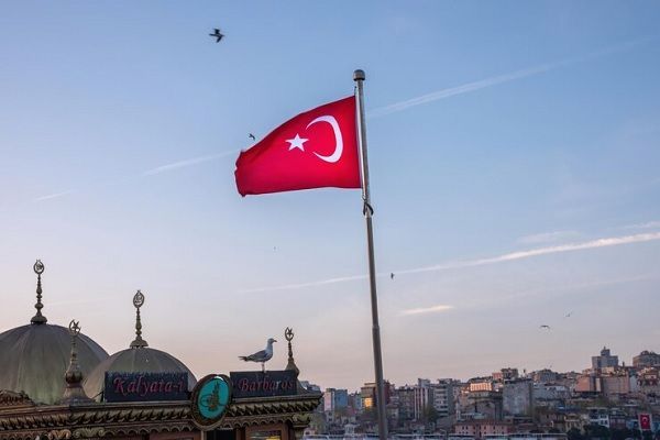 injerto capilar en turquía- Paisaje de Turquía que muestra la bandera.