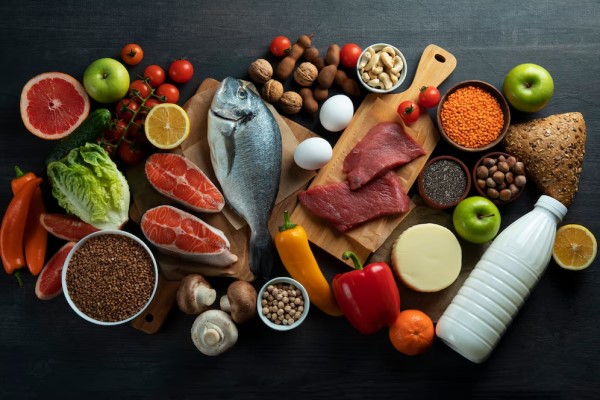 foto superior de alimentos saludables para mantener una dieta que ayude al cuidado del injerto capilar
