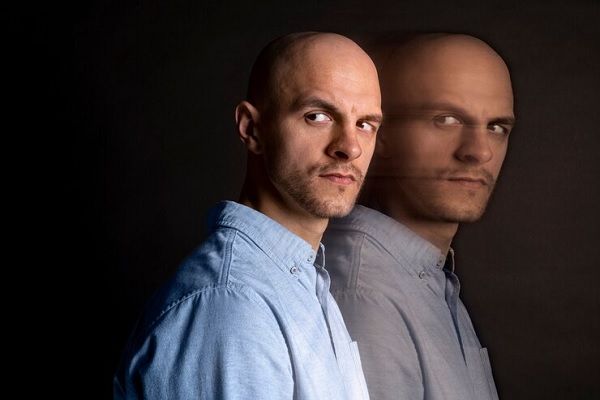 Consecuencias psicológicas de la alopecia- Hombre calvo con problemas psicologicos causados por su alopecia