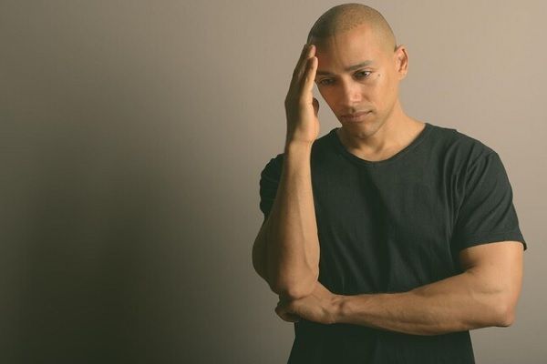 Consecuencias psicológicas de la alopecia- hombre joven deprimido por su perdida de cabello