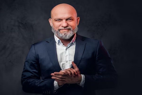 Hombre mayor con alopecia, vestido de traje azul