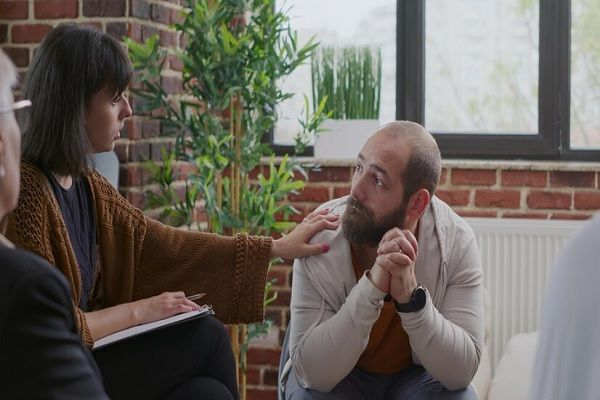hombre calvo recibe apoyo psicologico por los problemas causados por la alopecia