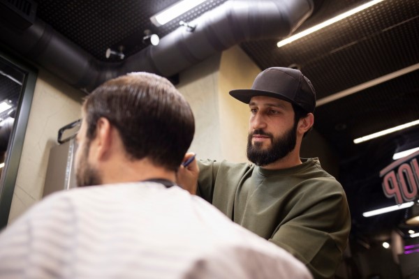 hombre en la barbería cortándose el pelo
