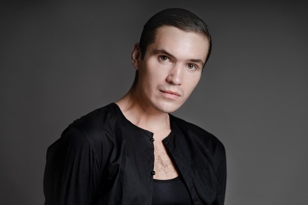 primer plano de un hombre con un peinado con el pelo corto