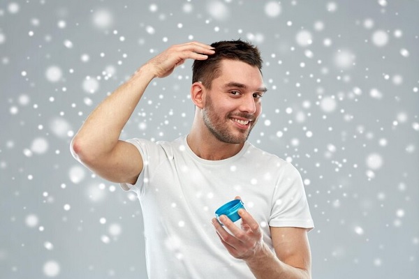 Joven aplicando producto a su cabello