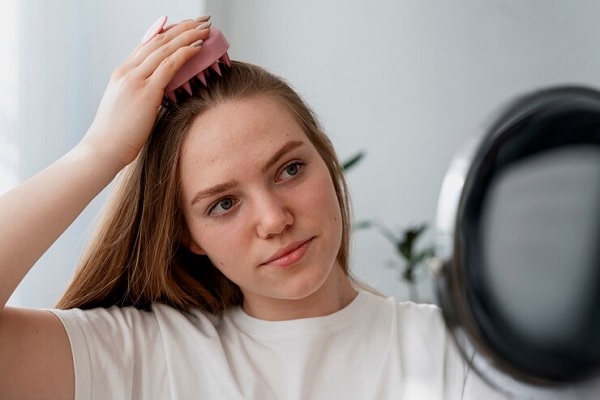 revisar el cabello- Chica echa un vistazo a su melena