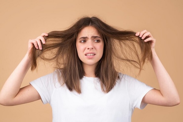 revisar el cabello- chica ve su cabello desaliñado y reseco