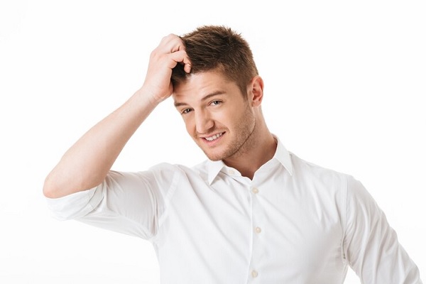 revisar el cabello- Joven revisando su cabellera