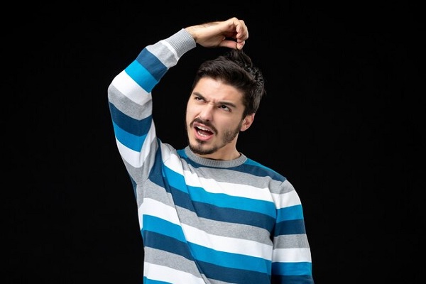 solicitud de injertos capilares- chico halando una hebra de cabello