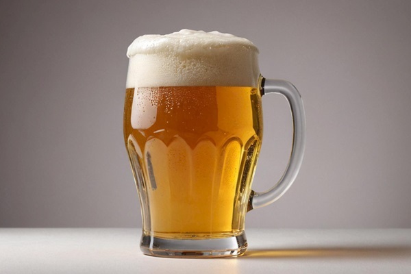 Cerveza para el cabello - Vaso de vidrio con cerveza sin alcohol que ayuda a nutrir e hidratar el pelo