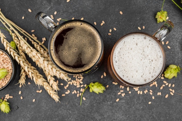 Levadura de cerveza - Vasos con cerveza y levadura de cerveza líquida que se origina en la fermentación de la cebada y sirve como tratamiento capilar