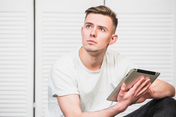 Cortes de pelo para calvos - Hombre joven con un corte de cabello rapado a los lados considerado de los mejores cortes de pelo para calvos