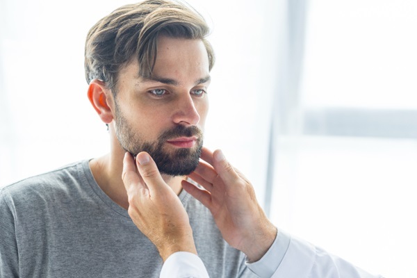 Injerto de barba - Médico tricólogo evaluando a un hombre para realizar un injerto capilar de barba y mejorar el crecimiento del vello facial