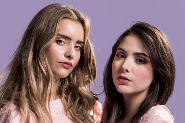 Trucos de cabello - Mujeres posando con el pelo claro y reflejos que aportan volumen y muestran un cabello fuerte