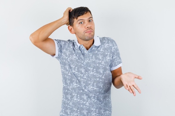 Errores en el cuidado del cabello - Hombre con problemas capilares por no seguir un tratamiento capilar para proteger el cabello