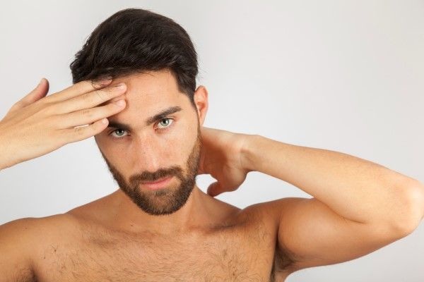 Jengibre para fortalecer el cabello - Hombre con cabello abundante gracias a las mascarillas capilares caseras y tratamientos capilares con jengibre