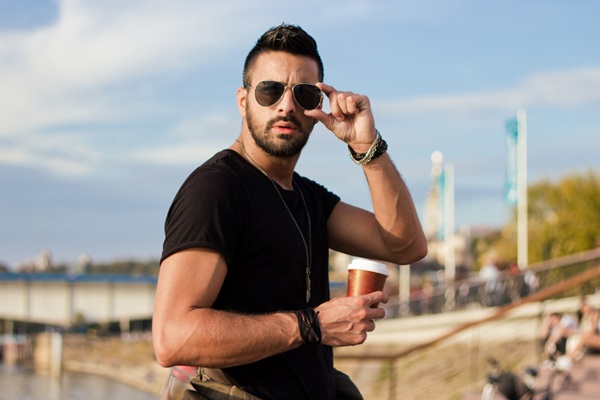 Peinados de verano - Hombre usando peinados de verano en tendencia con un estilo fresco y elegante gracias a tratamientos capilares que dan volumen al cabello