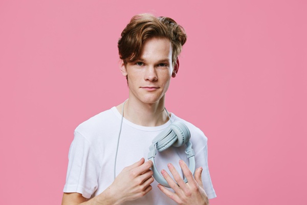 Peinados de verano - Hombre con cabello en ondas gracias a un cuidado capilar adecuado que permite realizar peinados de verano en tendencia