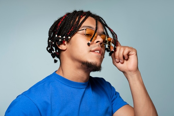 Peinados protectores - Hombre con trenzas en el pelo que evitan las puntas abiertas y el cuero cabelludo sensible